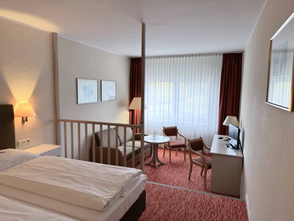 Doppelzimmer mit Wohncouch im Hotel garni Mueßer Hof