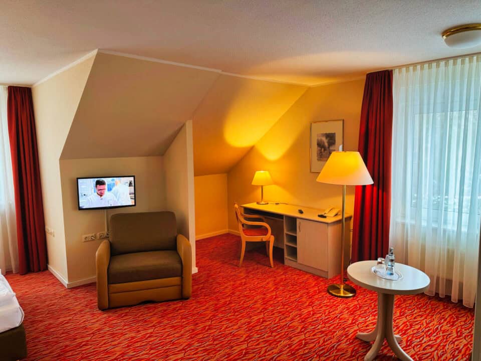 Doppelzimmer mit Wohncouch im Hotel garni Mueßer Hof